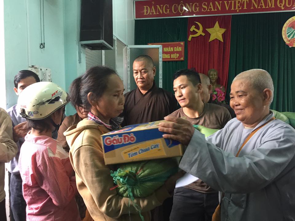 Đoàn công tác của giáo hội Phật giáo huyện Dầu Tiếng, tỉnh Bình Dương trao tặng quà cho bà con nhân dân xã Hướng Hiệp, huyện Đakrông