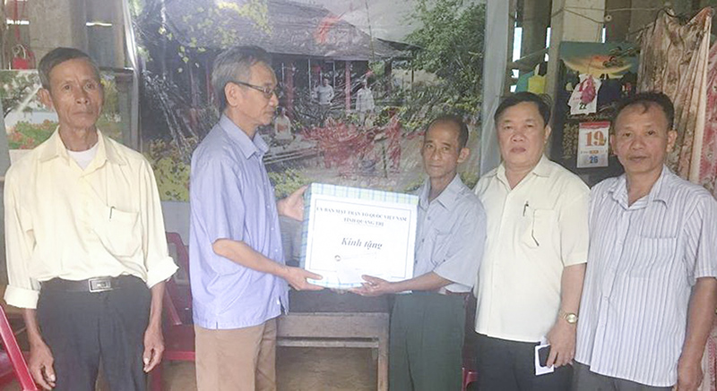 Lãnh đạo UBMTTQVN tỉnh thăm và tặng quà cho đối tượng chính sách