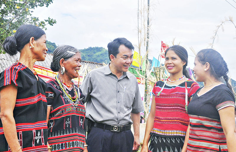 Anh Hồ Văn Phương trò chuyện với dân bản để tìm hiểu về những nét phong tục, tập quán tốt đẹp của người Vân Kiều, Pa Kô