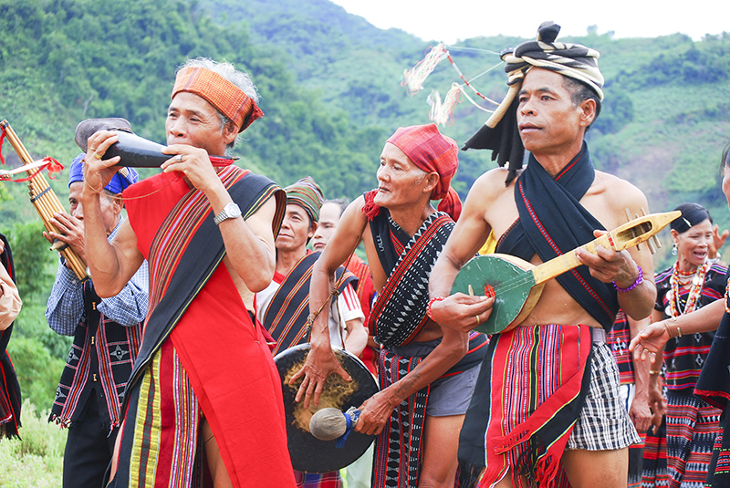 Bản làng vào hội - Ảnh: TRÀ THIẾT