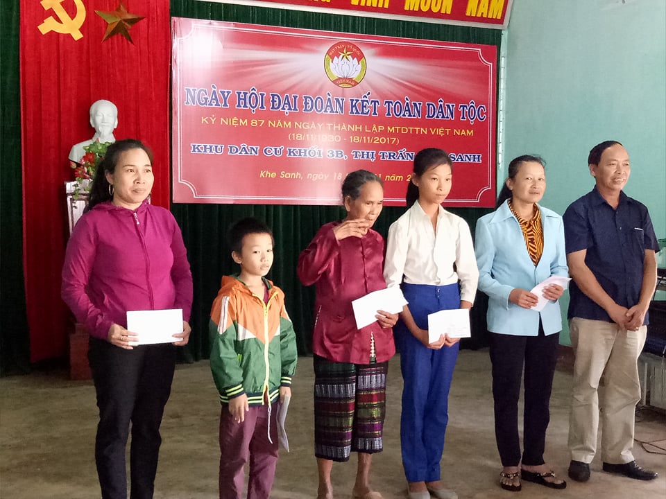 Trao quà cho các hộ gia đình hoàn cảnh khó khăn