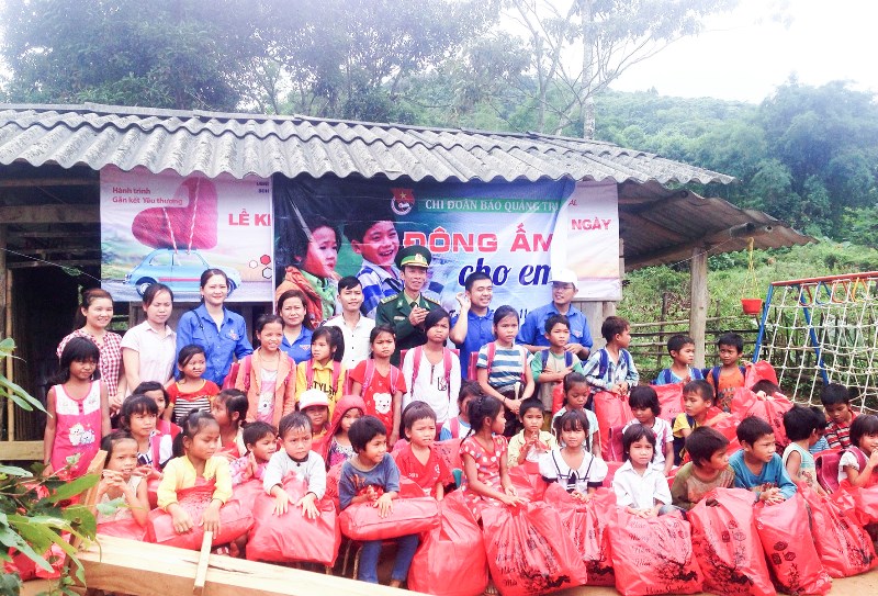Chi đoàn  thanh niên Báo Quảng Trị với chương trình Đông ấm cho em