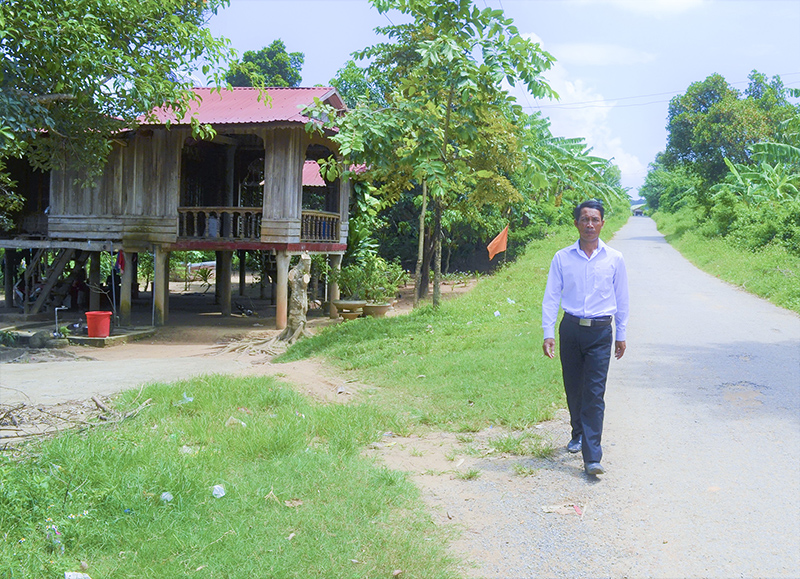 Anh Hồ A Kiêm luôn đến từng nhà để hướng dẫn kỹ thuật trồng, chăm sóc và thu hoạch sắn KM 94 cho người dân bản Up Ly