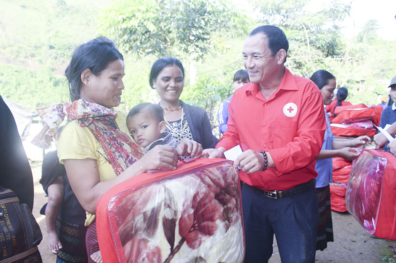 Đại diện Hội Chữ thập đỏ trao quà hỗ trợ đồng bào dân tộc thiểu số gặp khó khăn