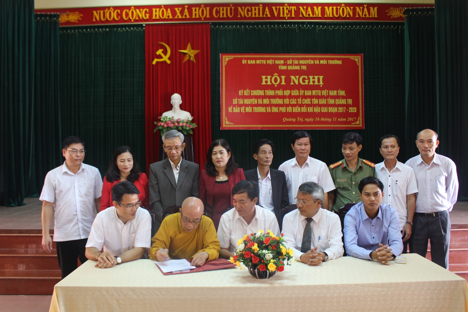 Ký kết chương trình phối hợp về bảo vệ môi trường và ứng phó với biến đối khí hậu giai đoạn 2017- 2020. Ảnh: Hoàng Yến