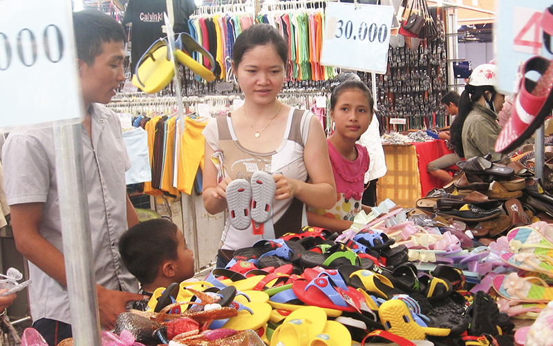 Người tiêu dùng phấn khởi khi tham gia mua sắm tại các phiên chợ hàng Việt Nam