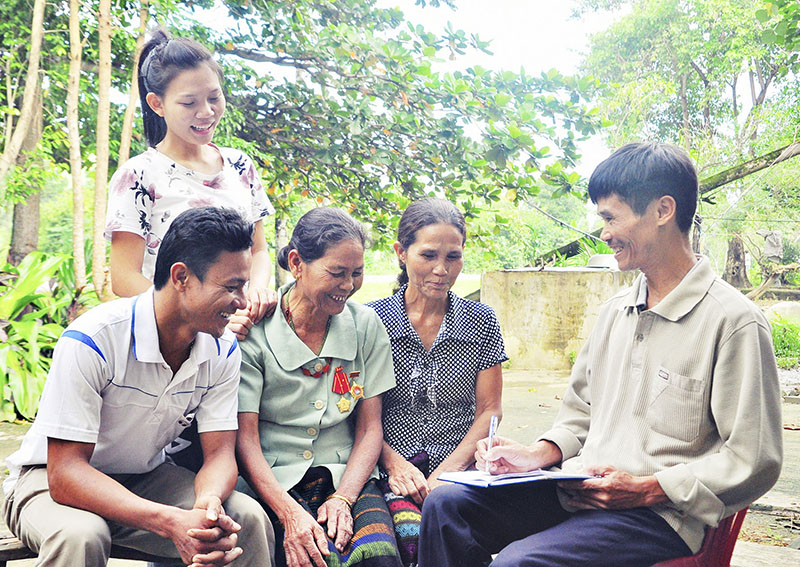 Thành viên Ban công tác Mặt trận thôn Phú An tuyên truyền, vận động người dân thực hiện chủ trương, chính sách của Đảng, pháp luật của Nhà nước