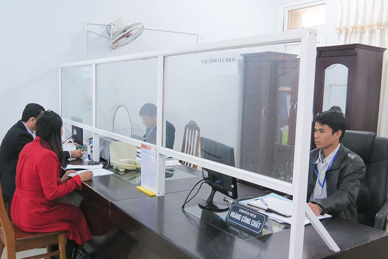 Người dân làm thủ tục tại bộ phận một cửa huyện Triệu Phong