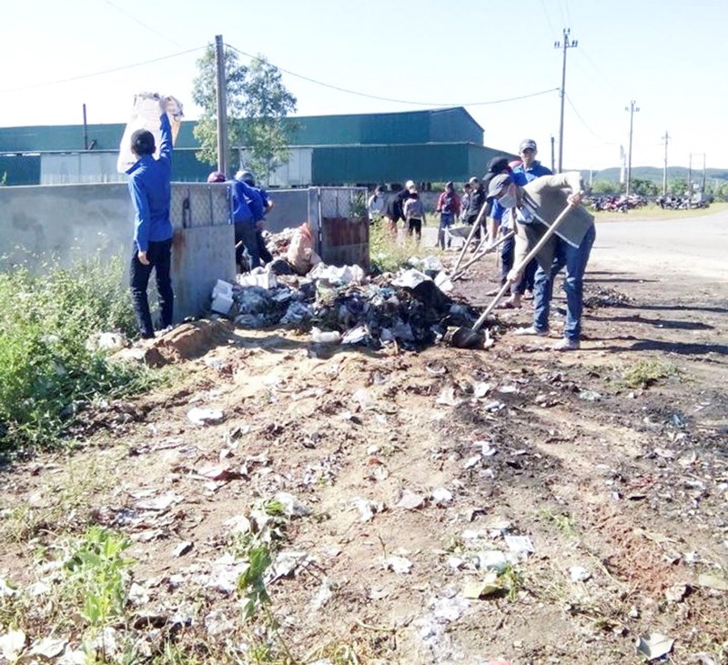 Đoàn viên thanh niên xã Cam Thành, Cam Lộ vệ sinh môi trường, thu gom rác thải
