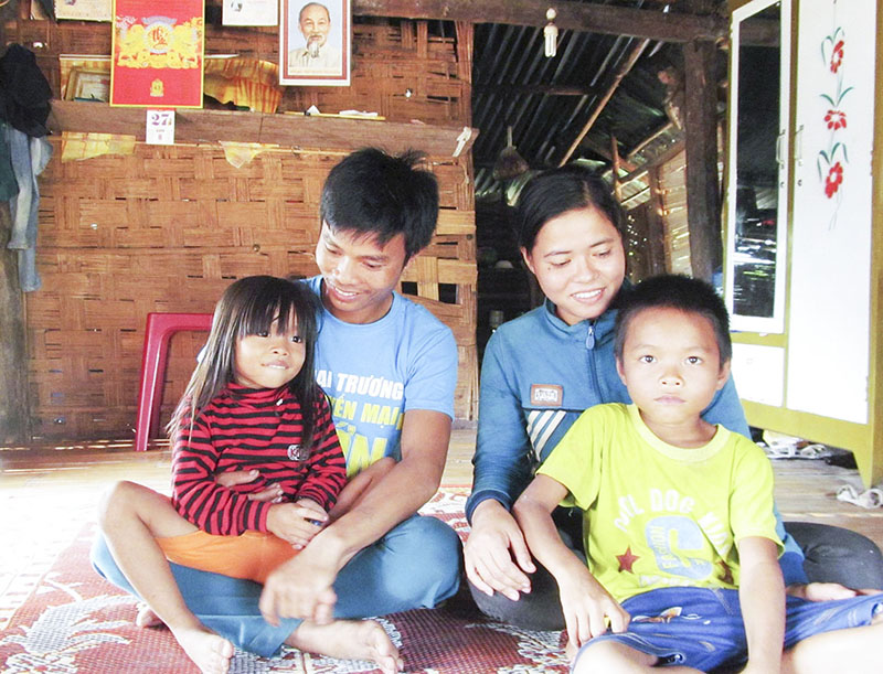 Một cặp vợ chồng trẻ ở bản Vây 2 dừng sinh ở 2 con để nuôi dạy cho tốt