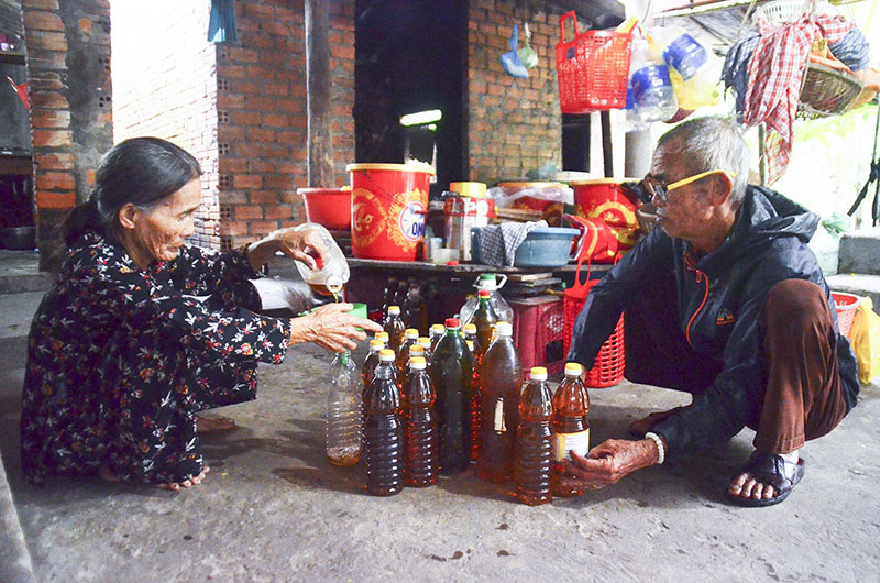 Vợ chồng bà Thơi và ông Bửu ở thôn Mỹ Thủy, xã Hải An bền bĩ gắn bó với nghề làm nước mắm truyền thống