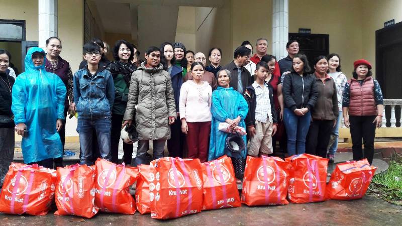 Tặng quà cho người dân bị ảnh hưởng bão lũ tại huyện Triệu Phong