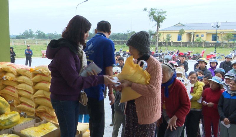 Tặng quà Tết cho người nghèo và nạn nhân chất độc da cam trên địa bàn xã Cam Tuyền