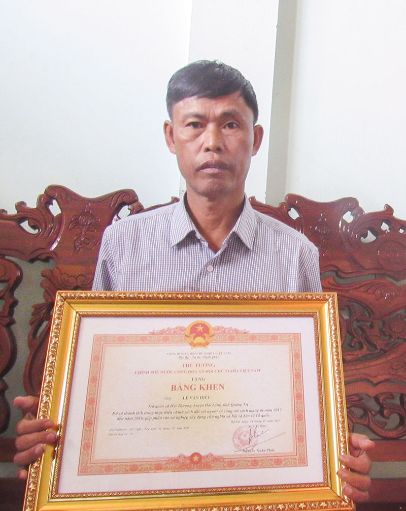 Ông Lê Văn Hiêu với bằng khen của Thủ tướng Chính phủ