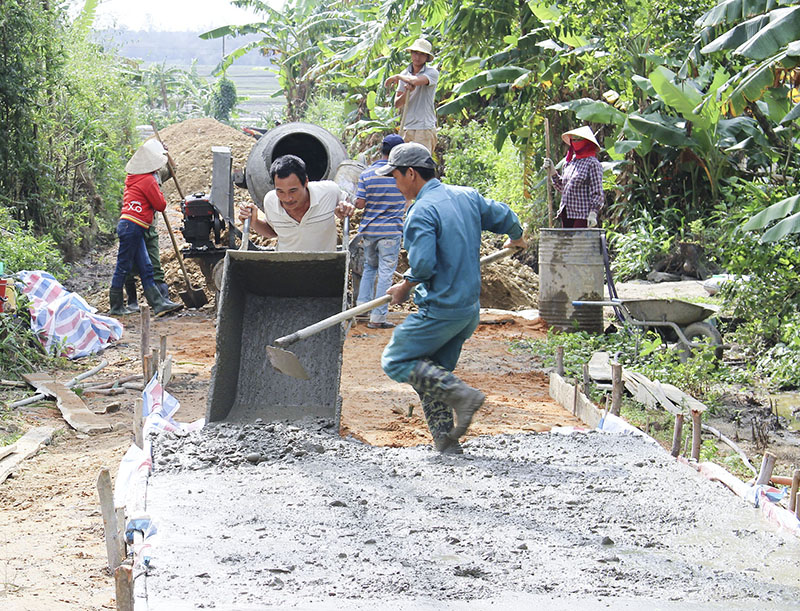 Người dân tham gia làm đường giao thông nông thôn ở xã Vĩnh Long (Vĩnh Linh)