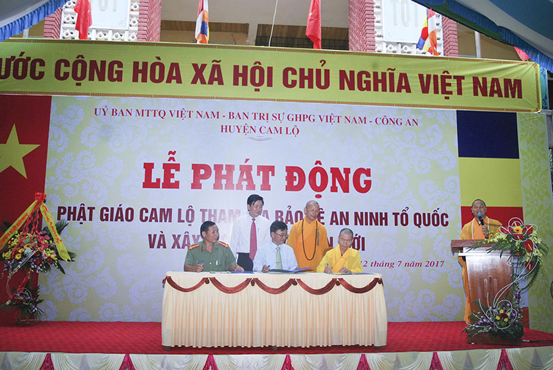 Ký cam kết “Phật giáo Cam Lộ tham gia bảo vệ an ninh Tổ quốc và xây dựng nông thôn mới”