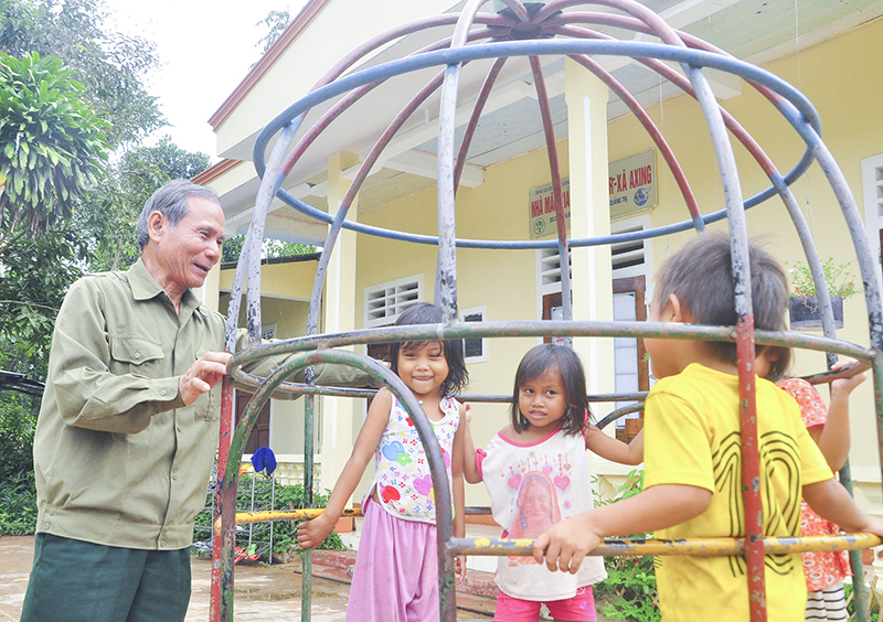 Nhận thức vai trò, vị trí của người nông dân trong xây dựng nông thôn mới, ông Kôn Hy, trú tại huyện Hướng Hoá đã hiến đất để dựng trường