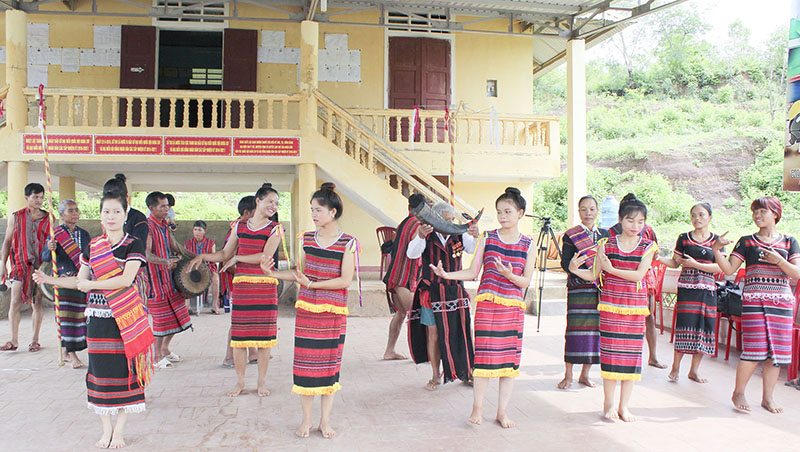 Đồng bào dân tộc thiểu số ở Hướng Hóa sinh hoạt văn hóa văn nghệ truyền thống