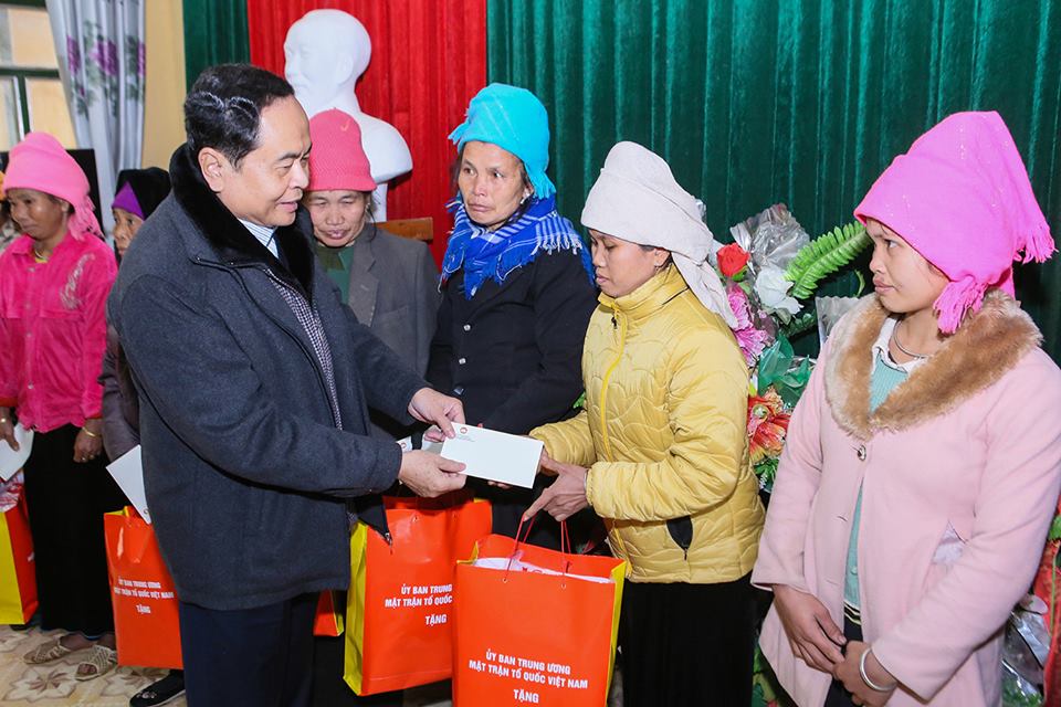 Chủ tịch Trần Thanh Mẫn trao quà cho các hộ nghèo xã Hát Lừu, huyện Trạm Tấu, tỉnh Yên Bái.