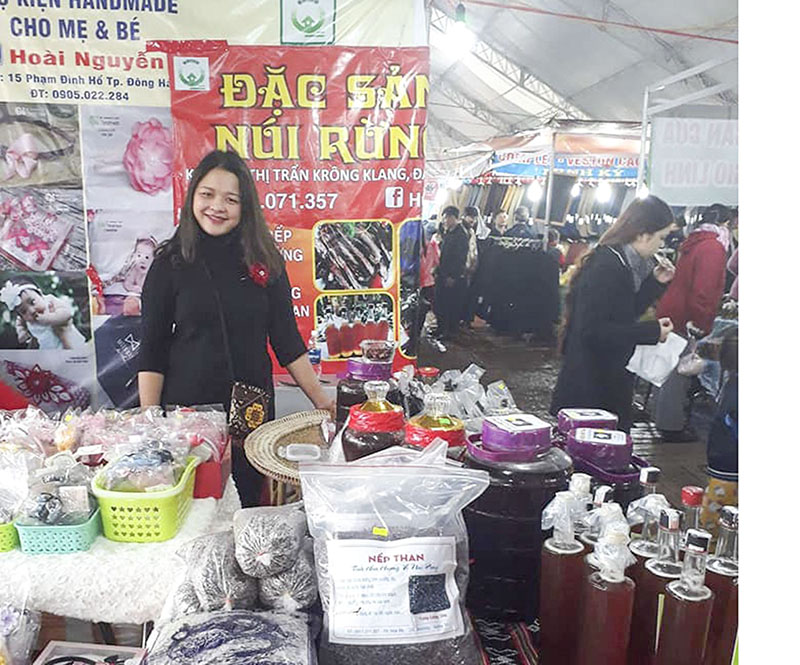 Hồ Thị Họa My giới thiệu các mặt hàng đặc sản núi rừng tại Hội chợ - Lễ hội mua sắm Xuân Quảng Trị năm 2018