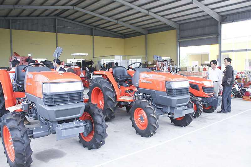 Nông dân tham khảo các loại máy móc phục vụ sản xuất nông nghiệp. Ảnh: PV
