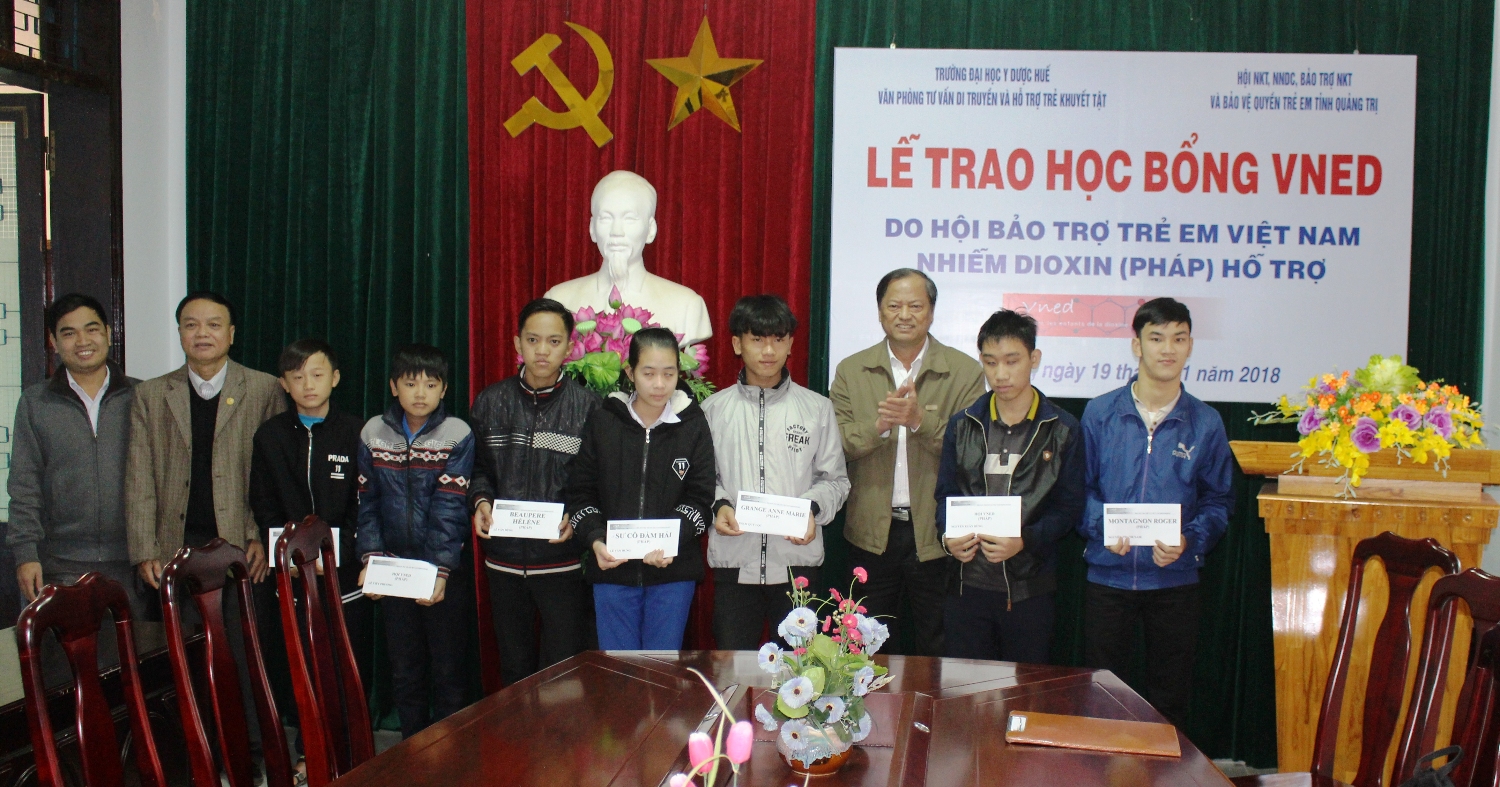 Ban tổ chức trao học bổng cho các trẻ em khuyết tật, nạn nhân da cam