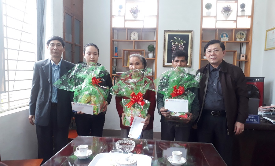 Phó Chủ tịch UBTƯ MTTQ Việt Nam Nguyễn Hữu Dũng tặng quà cho người nghèo tại phường An Tây, TP Huế