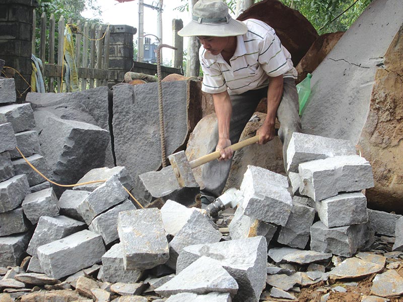 Người khai thác đá ở xã Gio Hòa hăng say lao động