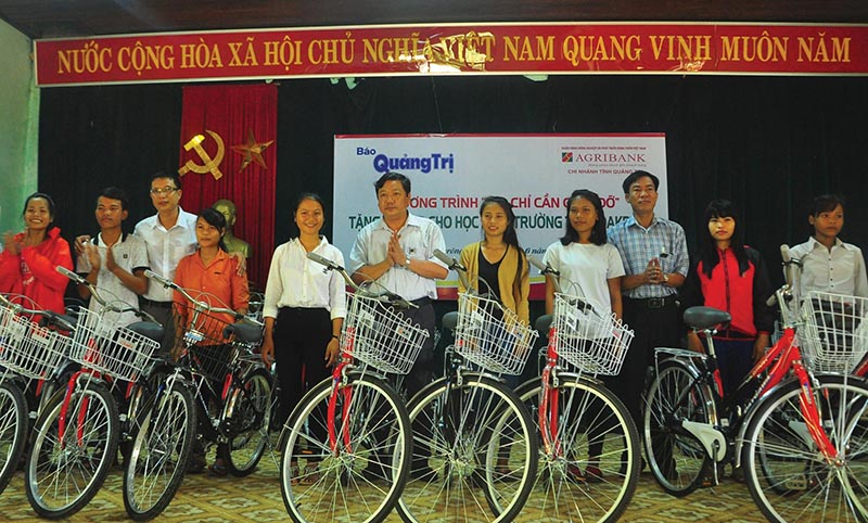 Từ nguồn tài trợ của Ngân hàng Nông nghiệp & PTNT Quảng Trị, lãnh đạo Báo Quảng Trị cùng lãnh đạo Phòng GD&ĐT huyện Đakrông, Trường THPT Đakrông trao xe đạp cho học sinh. Ảnh: P.V