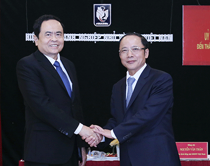 Chủ tịch Ủy ban Trung ương MTTQ Việt Nam Trần Thanh Mẫn và Chủ tịch Hiệp hội Doanh nghiệp nhỏ và vừa Việt Nam Nguyễn Văn Thân