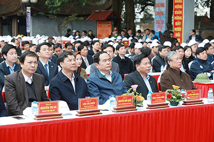 Ủy viên Bộ Chính trị - Thành viên Thường trực Ban Bí thư - Chủ nhiệm Ủy ban Kiểm tra Trung ương Trần Quốc Vượng; Ủy viên Trung ương Đảng, Chủ tịch UBTƯ MTTQ Việt Nam Trần Thanh Mẫn cùng các đại biểu tham dự buổi lễ.