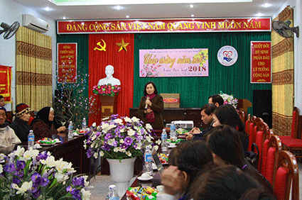 Phó Chủ tịch Ủy ban Trung ương MTTQ Việt Nam Bùi Thị Thanh trò chuyện với các đối tượng có hoàn cảnh đặc biệt tại Trung tâm