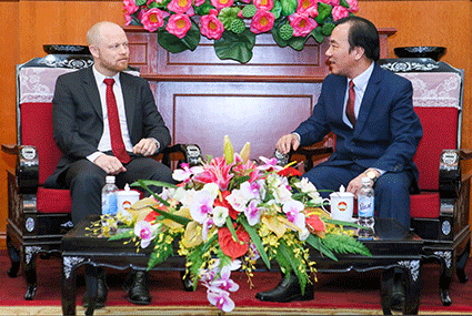 Phó Chủ tịch Ủy ban Trung ương MTTQ Việt Nam Ngô Sách Thực tiếp ngài Eivind Ather, nguyên giám đốc Tổ chức Bắc Âu trợ giúp Việt Nam (NCA)