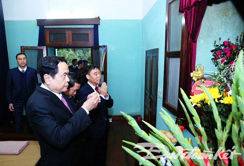 Chủ tịch Trần Thanh Mẫn và Ban thường trực thắp hương tại nhà 67.