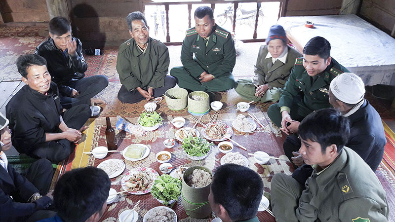 Bộ đội Biên phòng vui tết cùng bà con dân bản