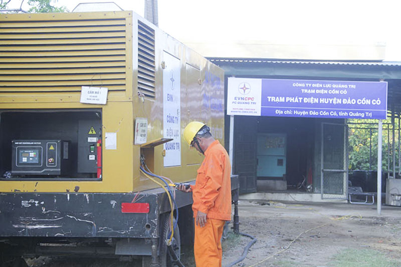 Máy phát diesel công suất 250 kVA được Công ty Điện lực Quảng Trị đưa ra vận hành tại đảo Cồn Cỏ để tăng cường công suất phát điện. Ảnh: Tuấn Nghĩa