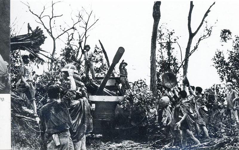 Mở đường vào chiến dịch. Ảnh: Đoàn Công Tính