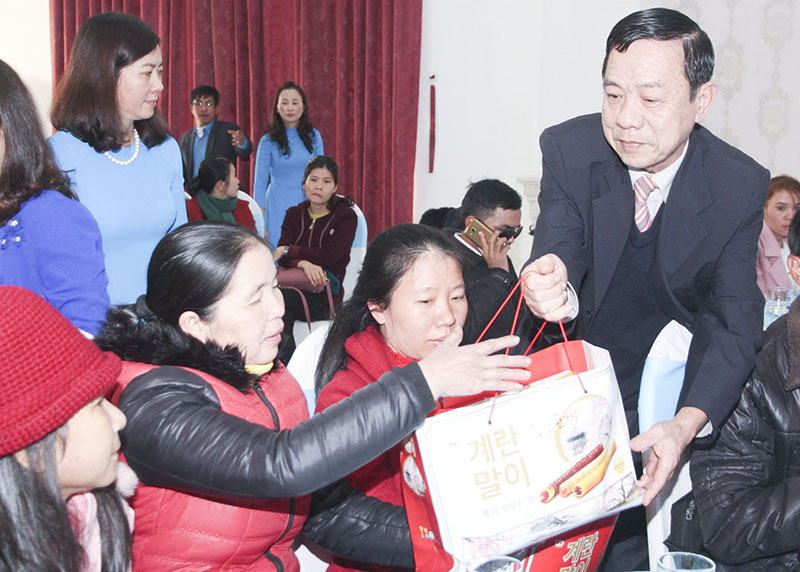 Đồng chí Mai Thức, Phó Chủ tịch Thường trực UBND tỉnh tặng quà cho người lao động nghèo tại chương trình “Tết sum vầy” 2018