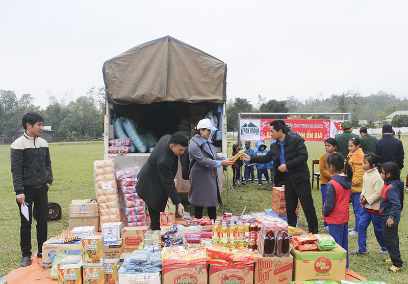 Các đoàn viên thanh niên bán hàng bình ổn giá phục vụ đồng bào xã Hướng Việt đón Tết Mậu Tuất