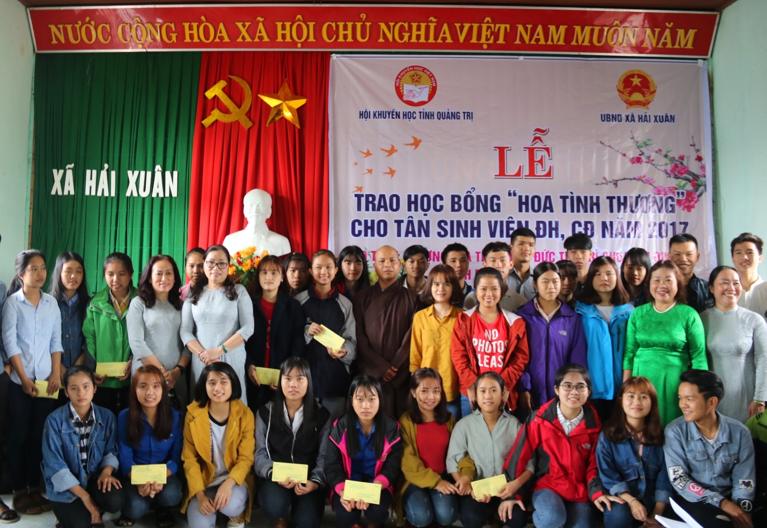 Trao học bổng “Hoa tình thương”  cho học sinh, sinh viên nghèo vượt khó
