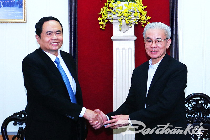 Chủ tịch UBTƯ MTTQ Việt Nam Trần Thanh Mẫn và Linh mục Trần Xuân Mạnh, Ủy viên UBTƯ MTTQ Việt Nam, Quyền Chủ tịch kiêm Tổng Thư ký Ủy ban UBĐKCG Việt Nam.