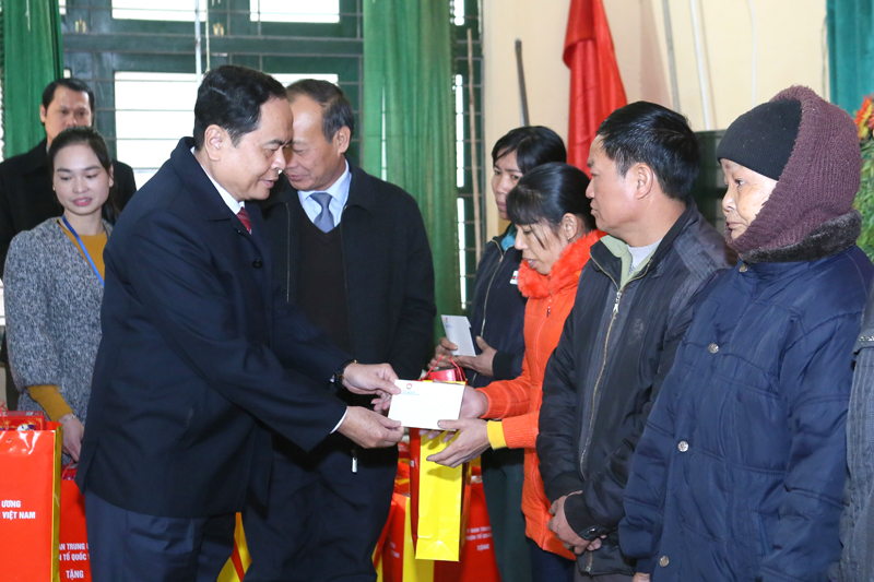Chủ tịch Trần Thanh Mẫn tặng quà cho người nghèo tỉnh Bắc Giang.