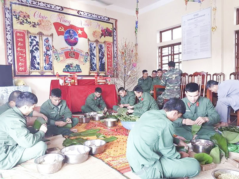 Chiến sĩ đảo Cồn Cỏ gói bánh chưng đón Tết Nguyên đán Mậu Tuất