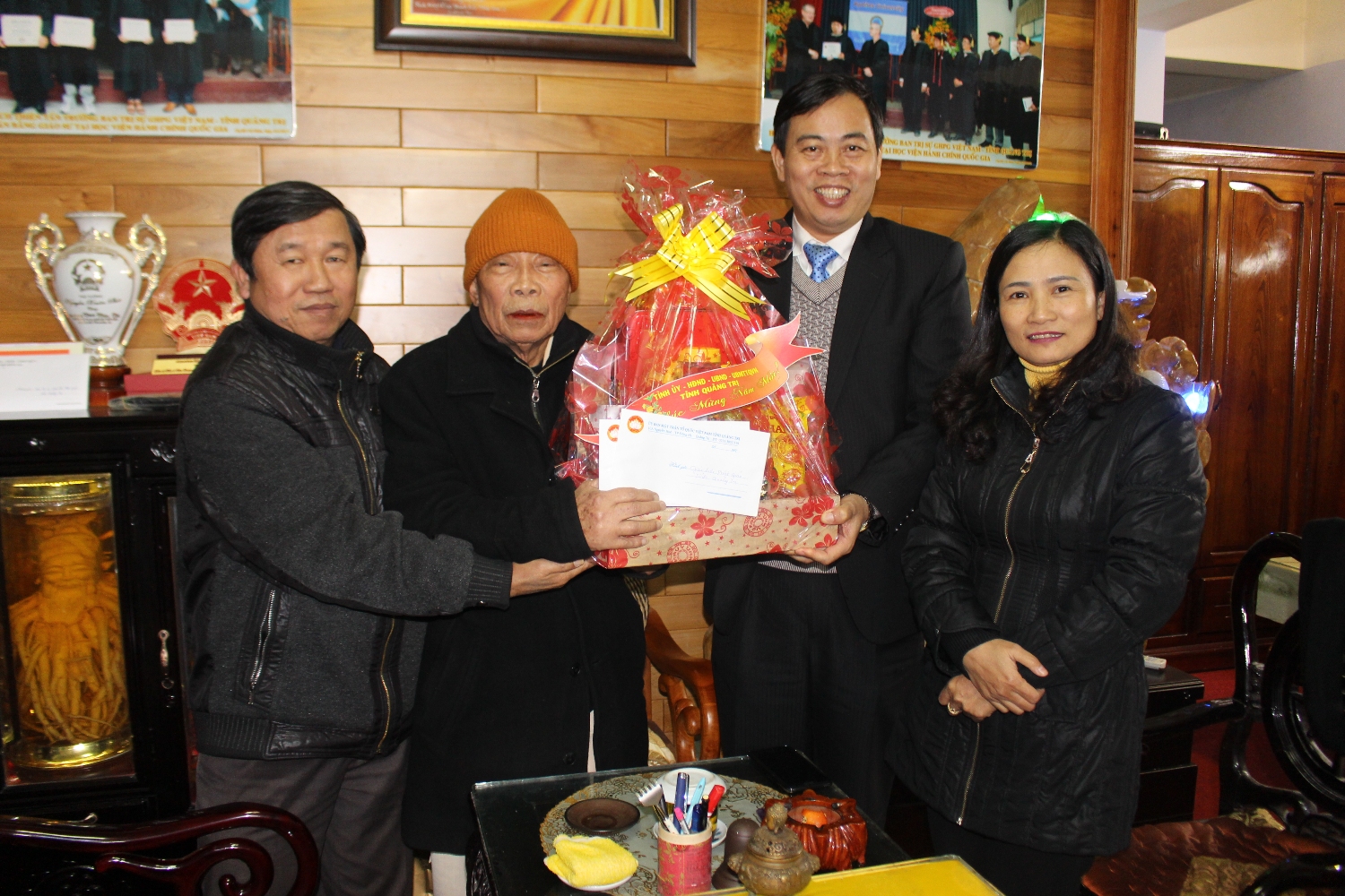 Thăm và chúc Tết Hòa thượng Thích Thiện Tấn - Trưởng BTS GHPGVN Tỉnh Quảng Trị. Ảnh: Hoàng Yến