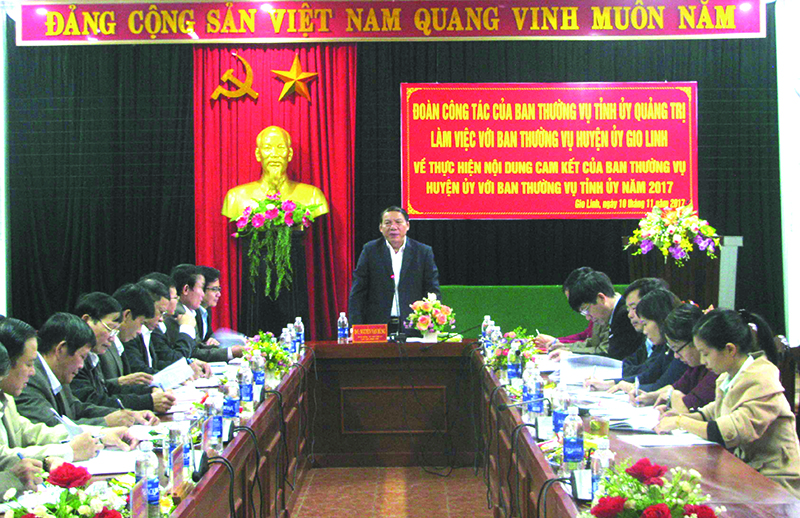 Đồng chí Bí thư Tỉnh ủy Nguyễn Văn Hùng kiểm tra kết quả việc ký cam kết trách nhiệm với BTV huyện ủy Gio Linh. Ảnh: Hồ Nguyên Kha