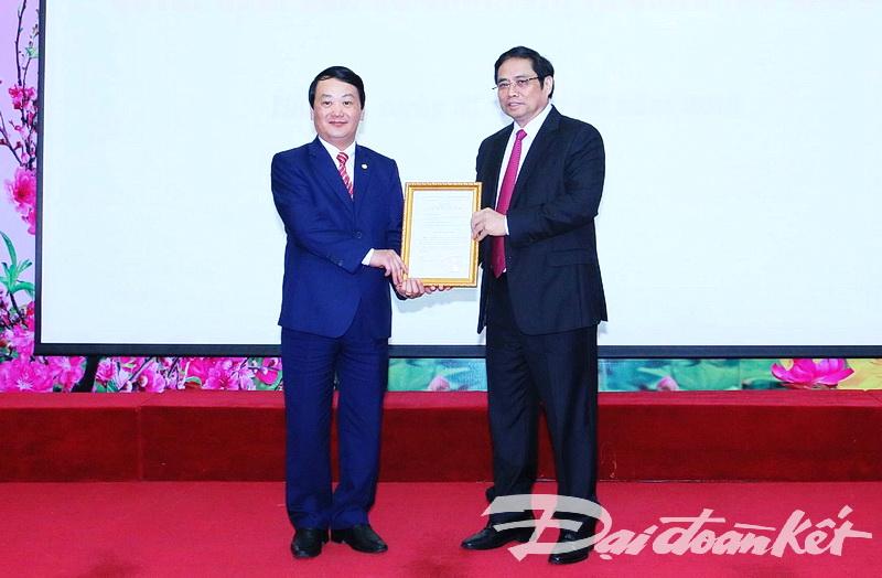 Trưởng Ban Tổ chức Trung ương Phạm Minh Chính  trao quyết định cho Phó Chủ tịch - Tổng thư ký Hầu A Lềnh.