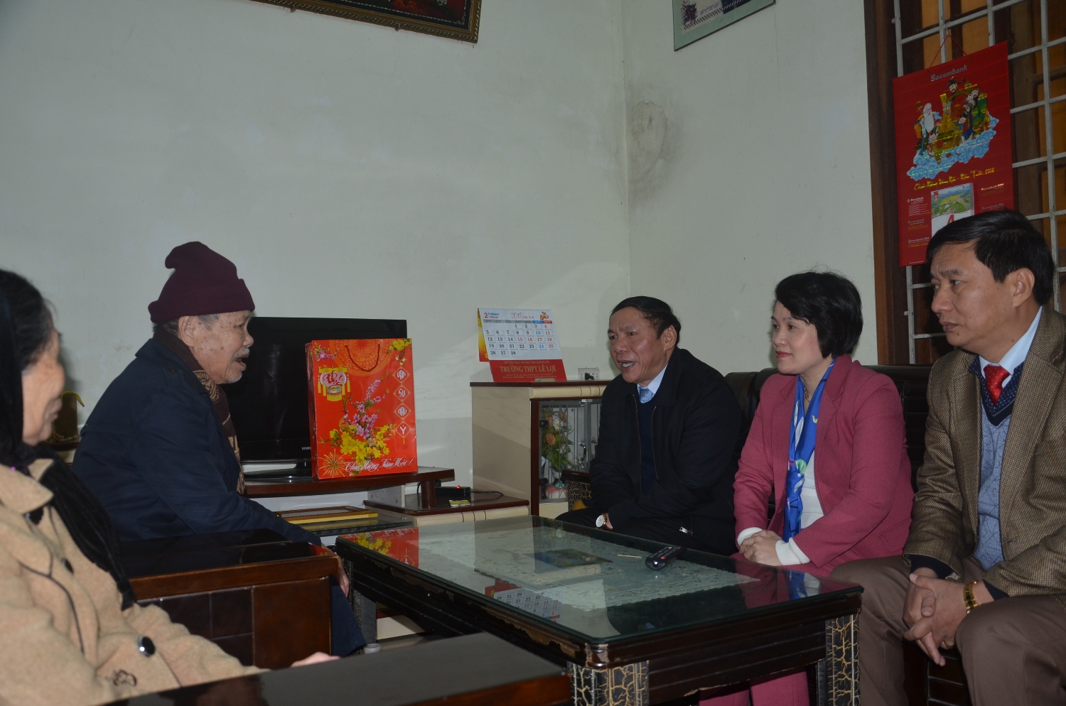 Đồng chí Nguyễn Văn Hùng, Bí thư Tỉnh ủy, tặng quà, chúc Tết gia đình ông Nguyễn Hữu Thục. Ảnh: Lê Minh