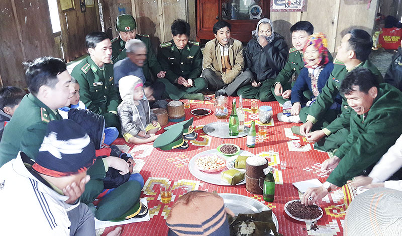Bộ đội biên phòng về bản chuẩn bị đón tết cùng người dân