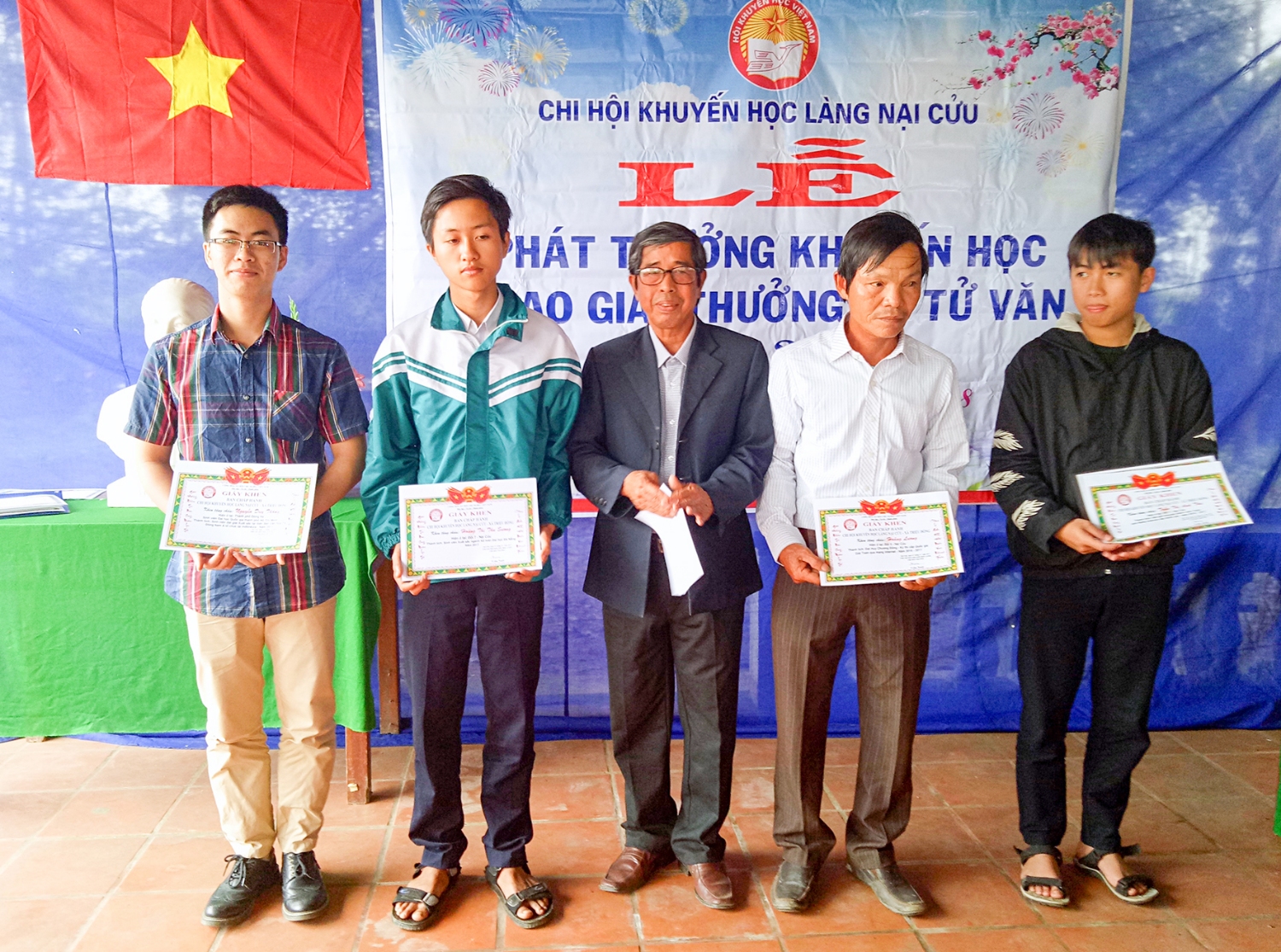 Trao quà giải thưởng Võ Tự Văn cho con em làng Nại Cửu có thành tích học tập, rèn luyện tốt