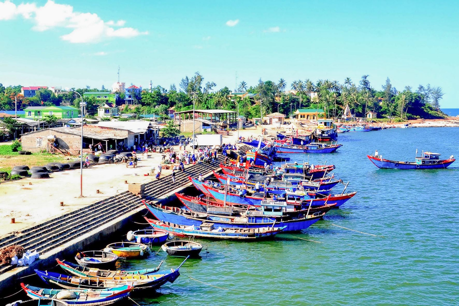 Tấp nập bến cá Cửa Tùng. Ảnh: Trà Thiết